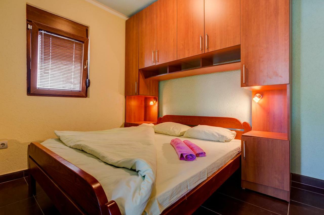 Romeo And Juliet Apartments Tivat Exterior foto