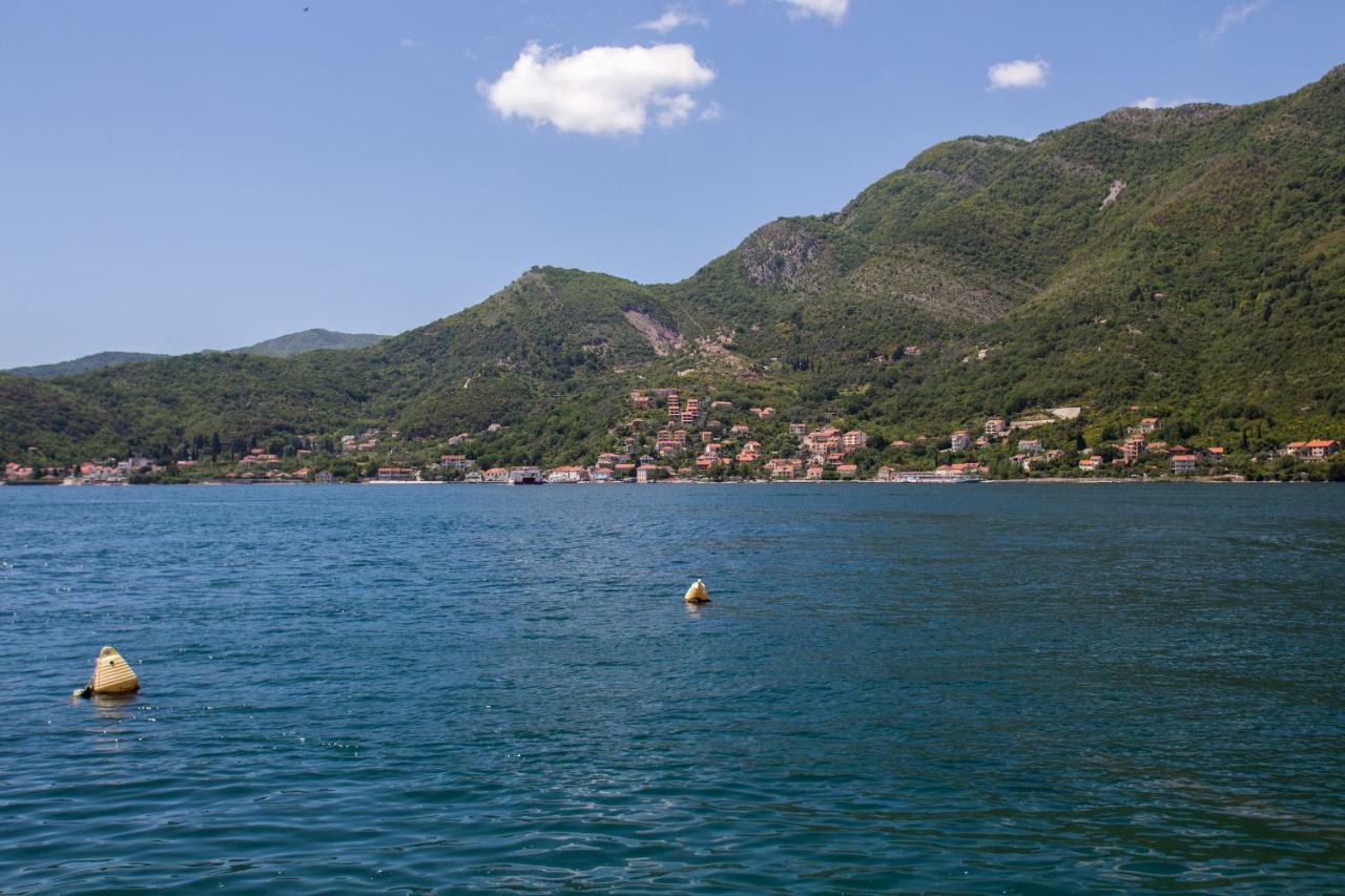 Romeo And Juliet Apartments Tivat Exterior foto